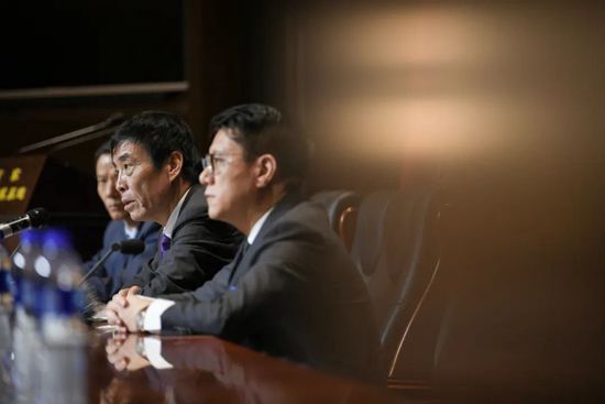 双方首发以及换人信息：拜仁慕尼黑首发：1-诺伊尔、27-莱默尔、2-于帕梅卡诺、3-金玟哉、19-阿方索-戴维斯（88''41-克雷齐希）、22-格雷罗、45-亚历山大-帕夫洛维奇、42-穆西亚拉（83''39-特尔）、10-萨内、25-托马斯-穆勒（83''13-舒波-莫廷）、9-哈里-凯恩替补未出场：18-丹尼尔-佩雷茨、4-德利赫特、36-阿塞科斯图加特首发：33-努贝尔、4-瓦格诺曼（83''20-施特尤）、2-安东（58''14-姆武帕）、23-扎加杜、7-米特尔施泰特、16-卡拉佐尔、6-施蒂勒、27-菲里希（58''18-勒威林）、8-米约（58''29-鲁奥）、26-昂达夫（77''10-郑优营）、9-塞罗-吉拉西替补未出场：1-布雷德洛、15-帕斯卡尔-施滕泽尔、40-卢卡-雷蒙德、46-迪贝内德托